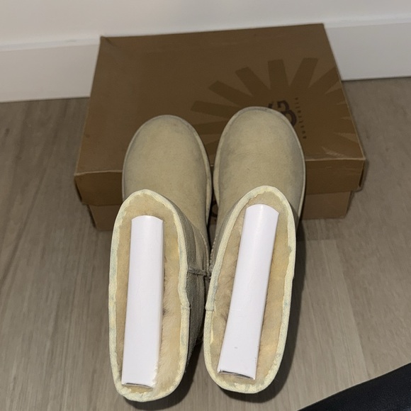 UGG Australia Boots - Picture 4 of 7